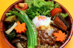 温泉卵と鶏そぼろの彩り丼 1,250円